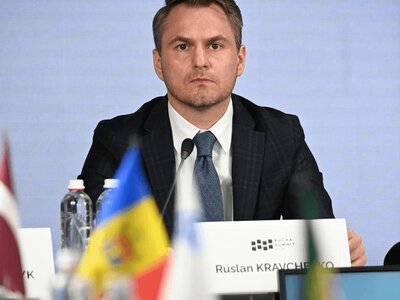 У ДПСУ заперечили, що ексгенпрокурора Кравченка випустили з України «за дзвінком із Києва». Кажуть, заборони на виїзд не було