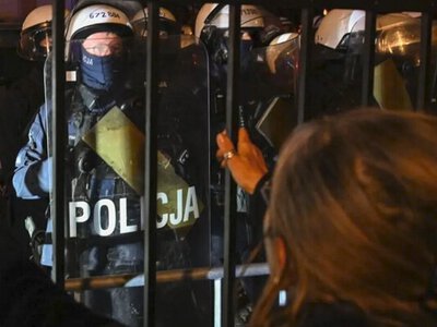«Державний переворот» і поліція біля суду: що відбувається в Польщі