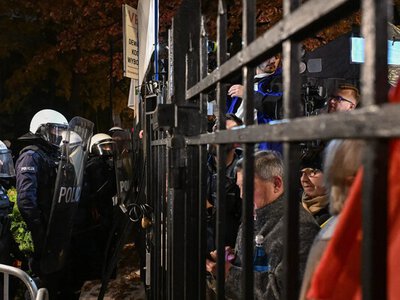 Протести біля Конституційного трибуналу Польщі набирають обертів - у Навроцького заявляють про спробу державного перевороту