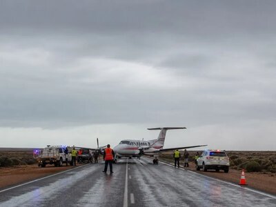 Літак медичної служби сів на шосе в Австралії через дощ — ABC News Australia