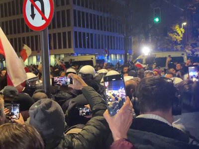 У Варшаві відбулися масові протести з участю силовиків: інформація про спробу державного перевороту підтверджується відео