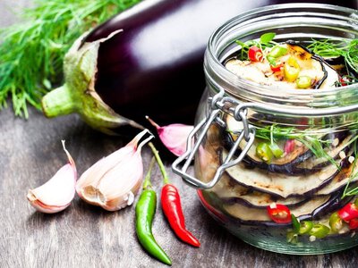 Мариновані баклажани з часником і зеленню: проста закуска, яку готують за добу