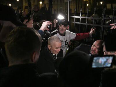 У Польщі спалахнув конфлікт навколо Конституційного трибуналу: президент перервав поїздку, біля установи зібралися протестувальники