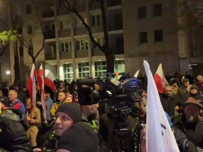 У Польщі посилили охорону біля Конституційного трибуналу, семеро суддів залишаються в будівлі