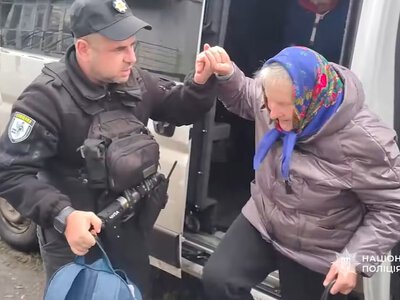 Попри загрозу постійних обстрілів «Білі янголи» евакуювали з прикордоння Шосткинщини двох літнійх жінок + Відео