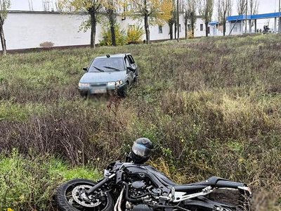 Під Миколаєвом мопед та ВАЗ злетіли з дороги: постраждав водій (фото)