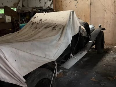 У напівзруйнованому сараї знайшли Bentley за мільйон доларів: таких авто лише 720