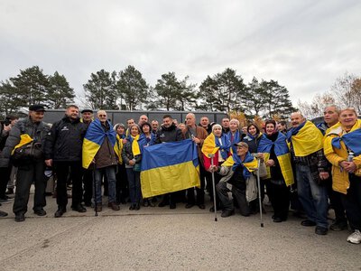 Після евакуації з Олешок українці перетнули кордон на Чернігівщині: щемливі кадри зустрічі