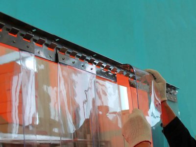 Як вибрати тип кріплення ПВХ-завіс: гребінка чи карниз під ваші умови експлуатації