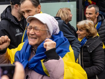 “Як почуваюся? Вільно. Свобода!” В Україні зустрічають евакуйованих жителів Олешків