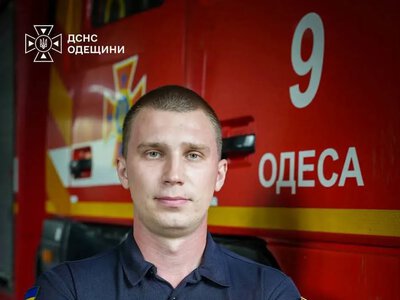 Одеський рятувальник Тарас Томасевич допомагає людям під обстрілами