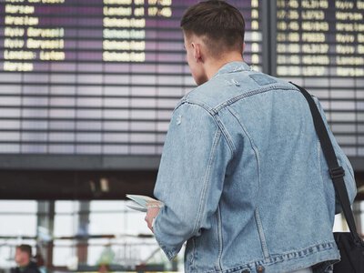 Виїзд за кордон до 25 років: кому дозволено перетинати кордон під час воєнного стану