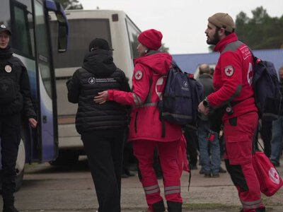  Червоний Хрест допомагає жителям Олешків, які виїхали з окупації 